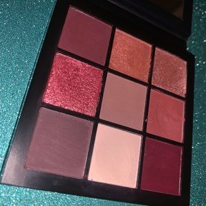 Huda Beauty Mauve Obsessions eyeshadow palette.